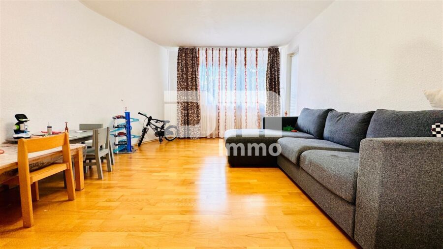 (R)eserviert!Umfangreich sanierte 4-Zimmerwohnung im EG mit Balkon - Wohn / Esszimmer / Zugang Balkon